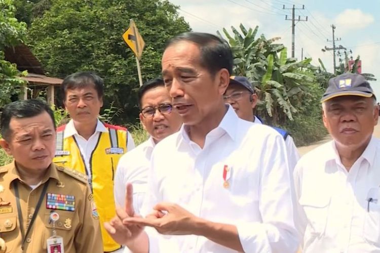 Tangkapan layar - Presiden RI Joko Widodo memberi keterangan di sela-sela peninjauan ruas jalan Kota Jambi-Sungai Gelam, Jambi, Selasa (16/5/2023). (ANTARA/Gilang Galiartha)