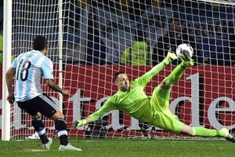Penalti Carlos Tevez tentukan kemenangan Argentina atas Kolombia, Jumat (26/6/2015). 