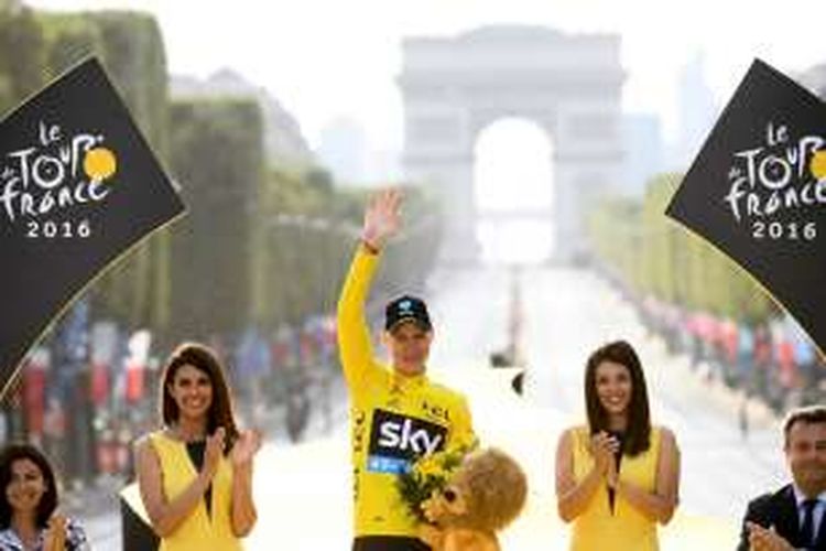 Atlet sepeda asal Inggris, Christopher Froome, merayakan kesuksesan menjuarai Tour de France, Minggu (24/7/2016).