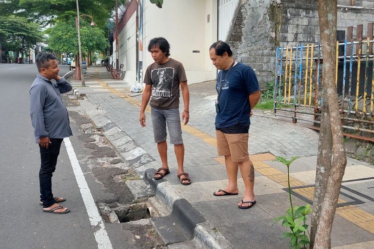 Warga menunjukkan inlet yang hilang di Jalan Hasanudin Salatiga