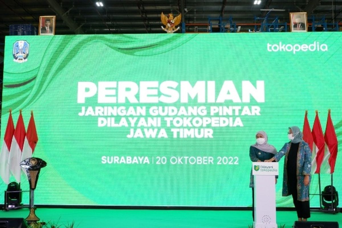 Gubernur Jawa Timur, Khofifah Indar Parawansa dan Direktur Kebijakan Publik dan Hubungan Pemerintah Tokopedia Astri Wahyuni meresmikan gudang pintar ‘Dilayani Tokopedia’ Jawa Timur, Kamis (20/10/2022).
