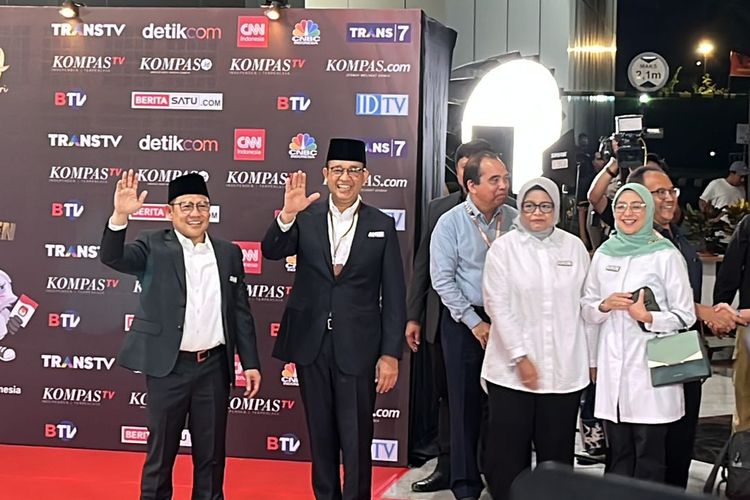 Pasangan calon presiden dan wakil presiden nomor urut 2 Anies Baswedan dan Muhaimin Iskandar tiba di gedung JCC Jakarta untuk menghadiri acara debat kedua yang diselenggarakan Komisi Pemilihan Umum (KPU), Jumat (22/12/2023).