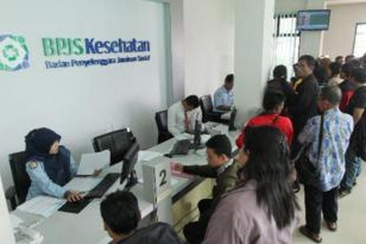 Warga antre untuk mendaftar program BPJS.