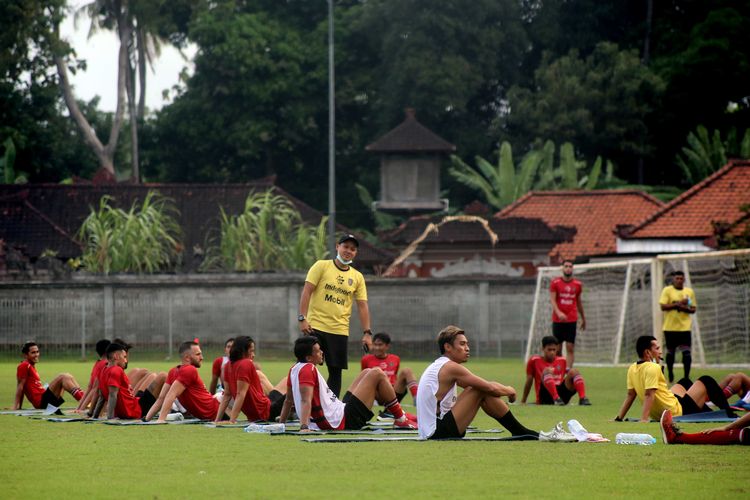 Pemain Bali United latihan perdana seusai libur lebaran di Lapangan Yoga Perkanthi Jimbaran, Bali, Rabu (19/05/2021) sore. 