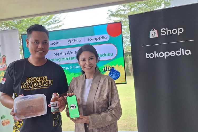 Andoni Pridatama owner Sarang Maduku berpose bersama E-Commerce Communications Director ShopTokopedia Nuraini Razak 