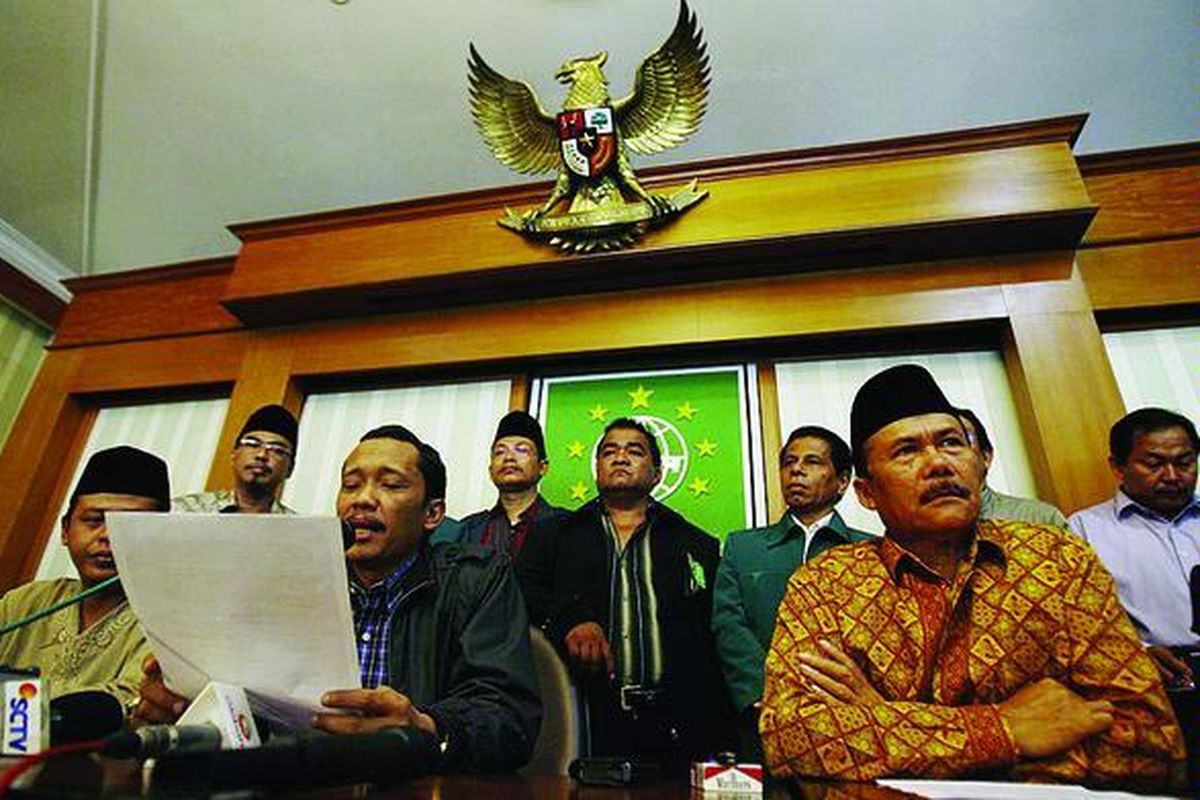 Pengurus DPW Partai Kebangkitan Bangsa (PKB) dari 11 provinsi, di antaranya Ketua Tanfidz DPW PKB Jawa Timur Hasan Aminudin (tengah) dan Ketua DPW PKB Nusa Tenggara Barat Ali Dahlan (kanan), menggelar jumpa pers di Kantor DPP PKB Jakarta, Selasa (1/4). Mereka mendukung keputusan rapat pleno DPP PKB tentang permintaan pengunduran diri Muhaimin Iskandar sebagai Ketua Umum Dewan Tanfidz DPP PKB.  