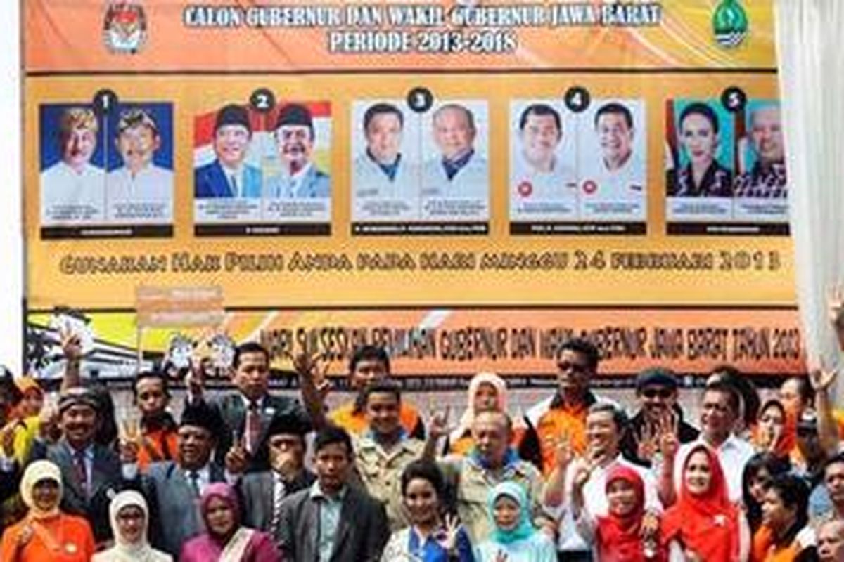 Para pasangan calon serta para pendukungnya berkumpul dalam Deklarasi Damai Pilkada Jabar 2013 di Lapangan Gasibu, Bandung, Jawa Barat, Kamis (7/2/2013). Deklarasi Damai ini untuk mengajak komitmen para kontestan pilkada jabar beserta para pendukungnya menjaga keamanan dan ketertiban untuk bersama selama pelaksanaan kampanye serta selama berlangsungnya Pilkada Jabar 2013 ini.  