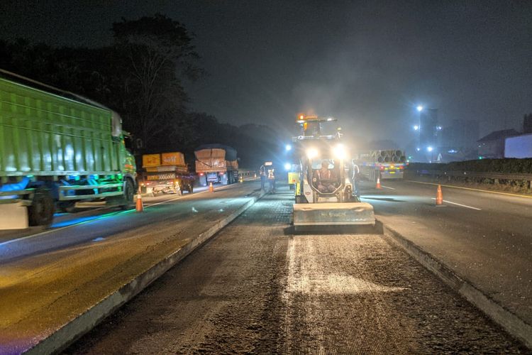 Situasi pekerjaan pemeliharaan periodik dan rekonstruksi perkerasan di Ruas Tol Jakarta-Tangerang, Senin (11/7/2022).