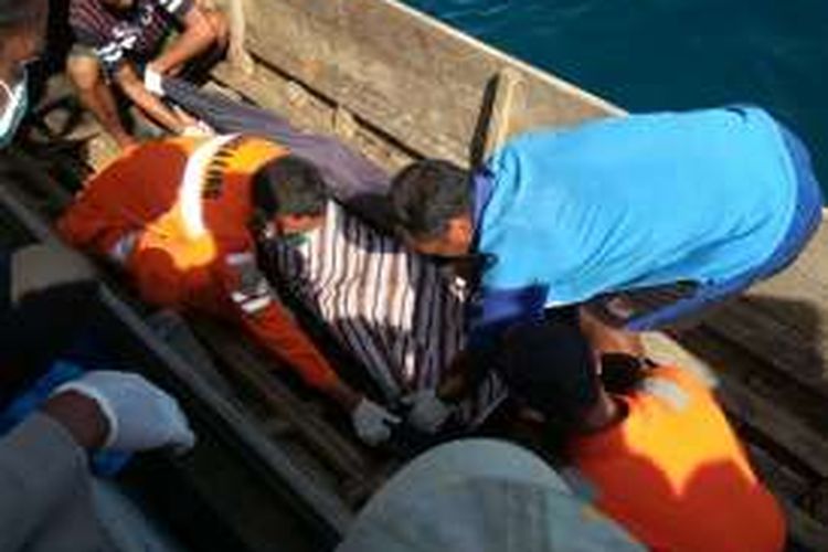 Sesosok mayat bersama perahu ketintingnya ditemukan warga di Kecamatan Kayoa, Kabupaten Halmahera Selatan, Maluku Utara, Rabu (11/1/2017)