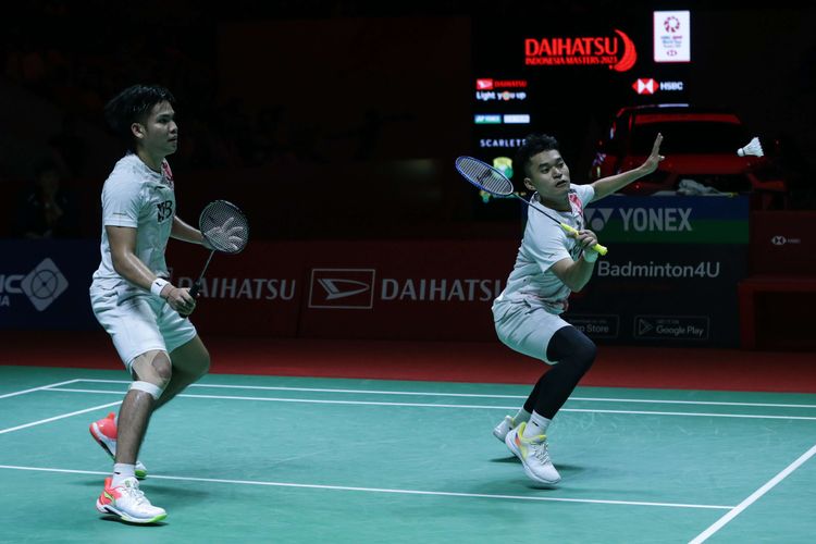 Ganda putra Indonesia, Leo Rolly Carnando/Daniel Marthin bertanding melawan wakil Jepang, Takuro Hoki/Yugo Kobayashi pada pertandigan semifinal Indonesia Masters 2023 di Istora Senayan, Jakarta, Sabtu (28/1/2023). Leo/Daniel melaju ke final setelah menang dengan skor 18-21, 21-17, dan 21-3.