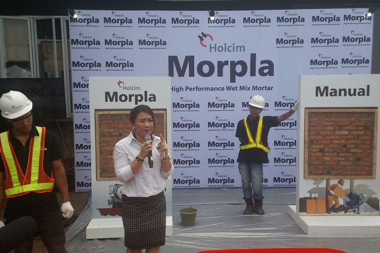 Head of Value Added Solutions Holcim Indonesia Oktavina Damayanti saat peluncuran produk Morpla, Rabu (5/9/2018) di Jakarta.