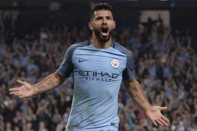 Penyerang Manchester City, Sergio Aguero, melakukan selebrasi seusai membobol gawang Borussia Moenchengladbach pada laga Liga Champions di Stadion Etihad, 14 September 2016.