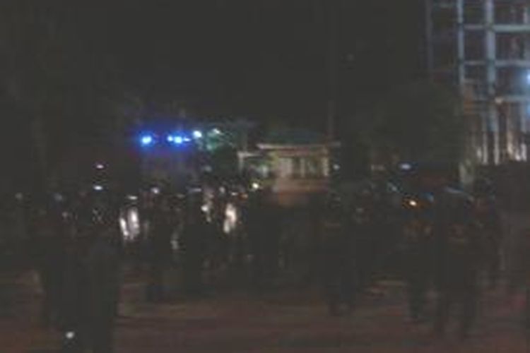 Brigade polisi dari Satuan Brimob Polda Sulselbar menghalau mahasiswa keluar dari kampusnya.