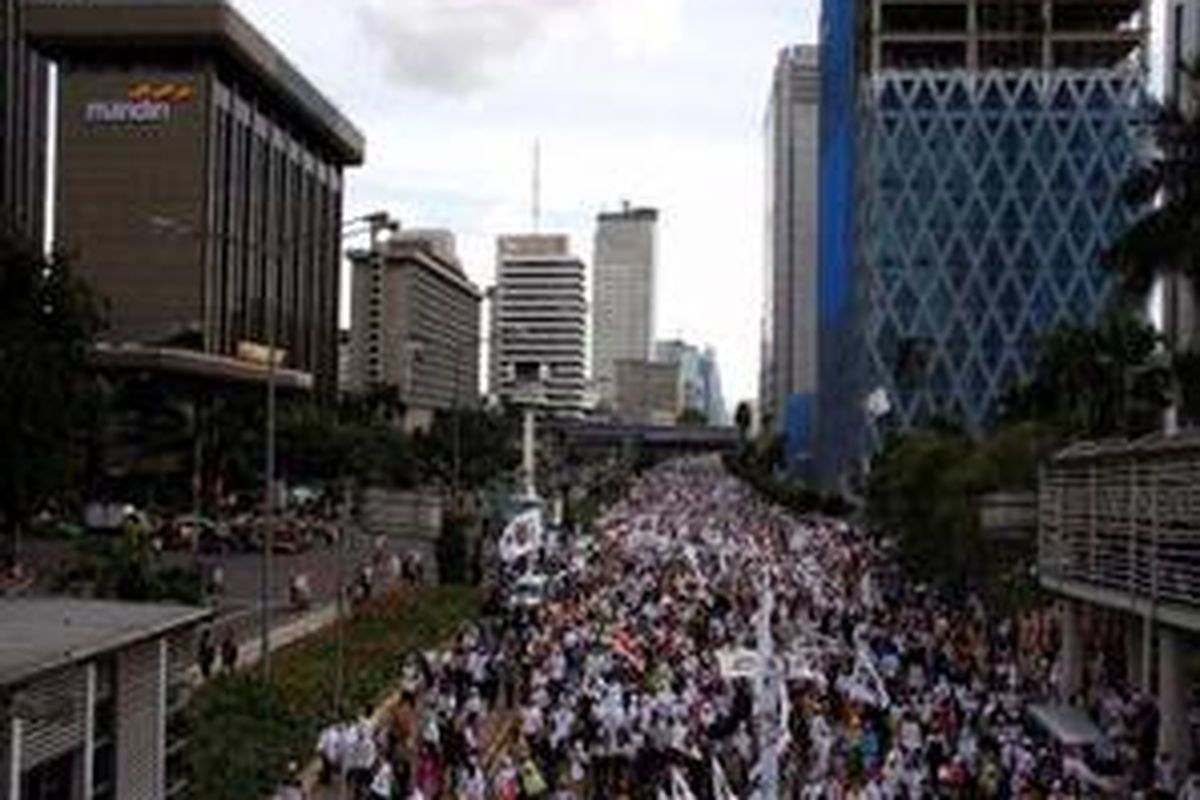 Ribuan kader dan simpatisan Partai Keadilan Sejahtera (PKS) melakukan aksi jalan kaki dari Bundaran Hotel Indonesia menuju Kedutaan Besar Amerika Serikat di Jalan Merdeka Selatan, Jakarta Pusat, Jumat (2/1). Mereka mengecam tindakan brutal Israel terhadap warga Palestina yang telah menimbulkan korban ratusan orang tewas. 