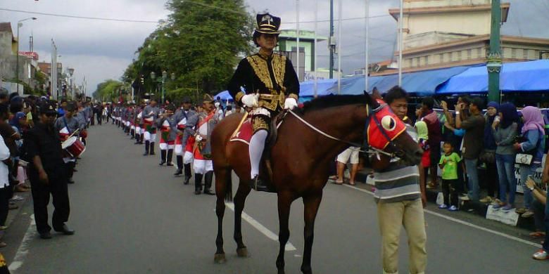 Salah satu bregada prajurit saat melewati di Jalan Malioboro, Yogyakarta, Minggu (19/1/2014).