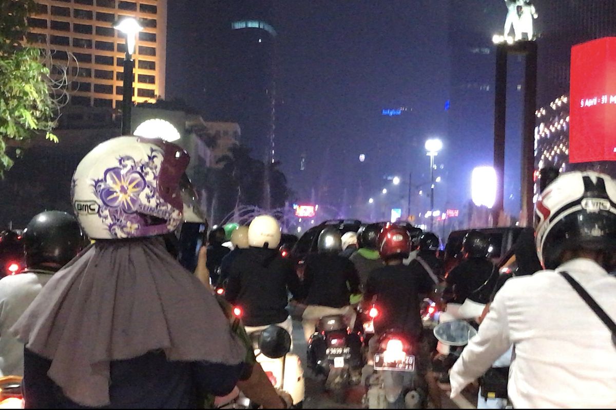 Situasi lalu lintas di Jalan MH. Thamrin mengarah ke Bundaran Hotel Indonesia terpantau ramai lancar pada Rabu (12/5/2021) malam.