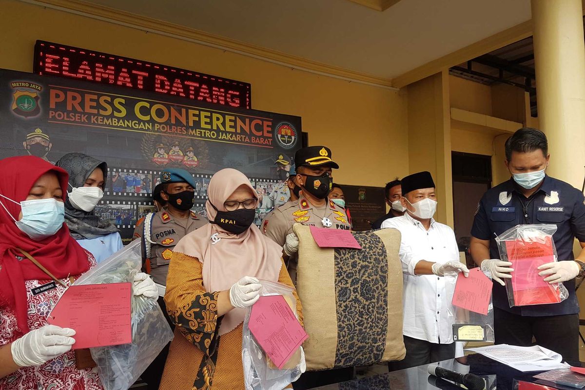 Konferensi pers pengungkapan kasus persetubuhan anak di bawah umur di Mapolsek Kembangan, Kamis (18/3/2021).