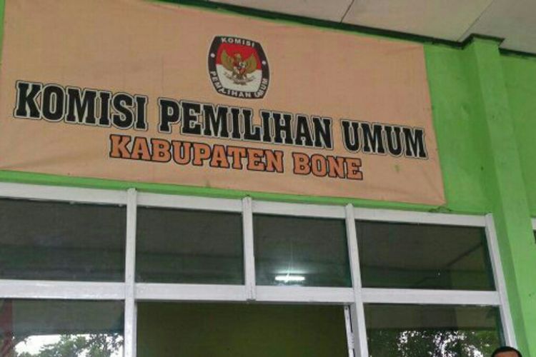 Hingga saat ini KPUD Kabupaten Bone, Sulawesi Selatan masih melakukan verifikasi berkas pendaftaran caleg, Selasa (24/7/2018).