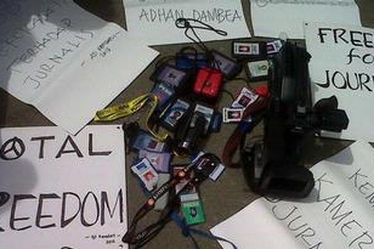 Puluhan jurnalis dari berbagai media di Kendari turun jalan dengan cara mencopot peralatan liputan sebagai simbol kecaman terhadap aksi penyerbuan dan penganiayaan oleh massa pendukung Wali Kota Gorontalo di stasiun TVRI Gorontalo, Senin (25/3/2013) malam.