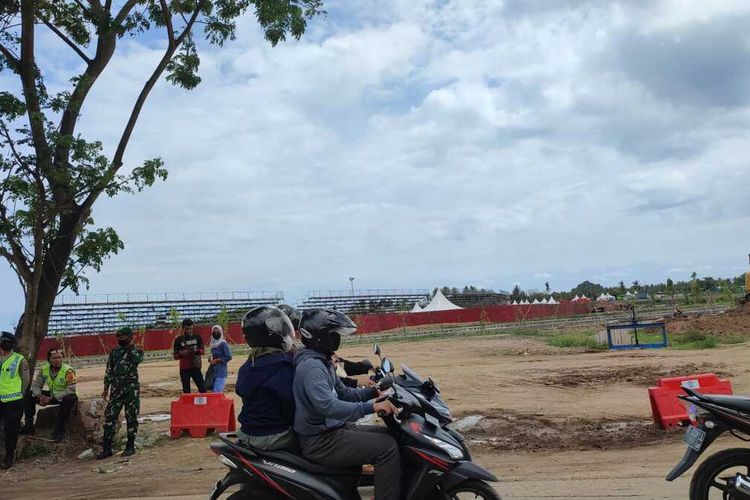 Suasana jalan di luar pagar sirkuit Mandalika yang dipasang trapicon untuk mengatasi parkir liar