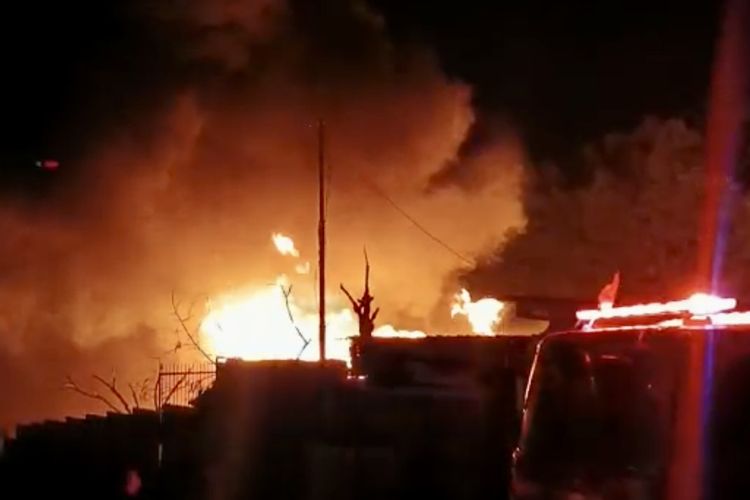 Tangkapan layar video rekaman warga kebakaran gudang di Bandar Lampung, Selasa (27/2/2024) malam.