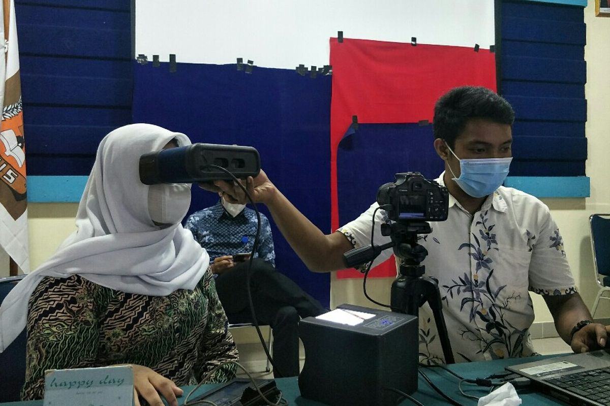 Suku Dinas Kependudukan dan Catatan Sipil (Sudin Dukcapil) Jakarta Selatan melakukan jemput bola guna merekam data dan pencetakan KTP bagi para siswa berusia dan 17 tahun di SMA Negeri 70 Jakarta, Kamis (4/11/2021).