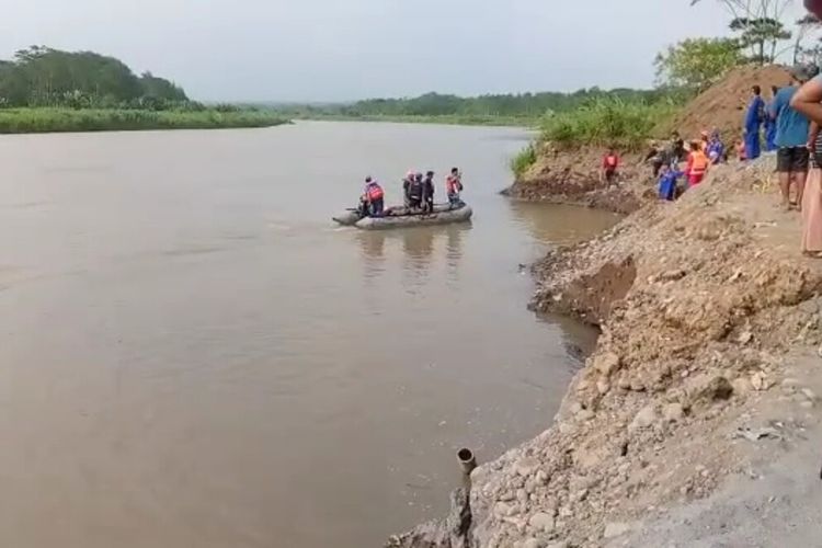 Tim SAR gabungan melakukan evakuasi pencari ikan di sungai Progo