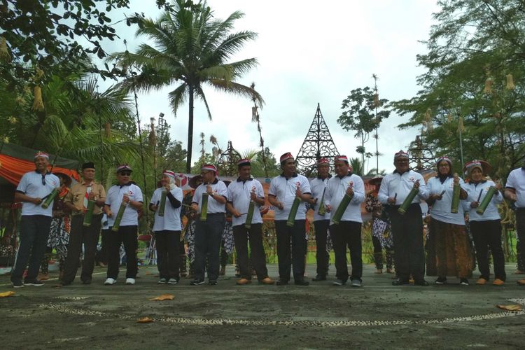 Para paslon Pilkada Jateng memukul kentongan serta berpuisi menyampaikan pesan Pilkada damai di Taman Lumbini, Candi Borobudur, Magelang, Jawa Tengah, Rabu (14/2/2018).