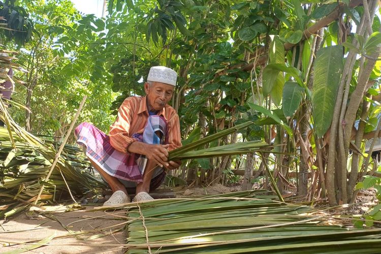 Abdullah (84) lansia di Desa Bluka Teubai, Aceh Utara sedang menganyam Atap Rumbia, Senin (27/5/2024). 