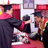 Cerita Suriyono, Gigih Raih Mimpi Jadi Sarjana di Usia 60 Tahun