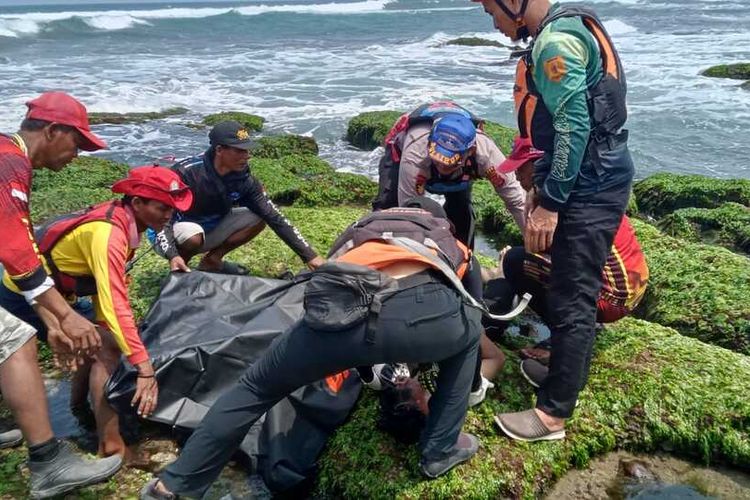 Tiga Wisatawan Ditemukan Meninggal Usai Tenggelam di Pantai Karangpapak Garut, Tim SAR Evakuasi