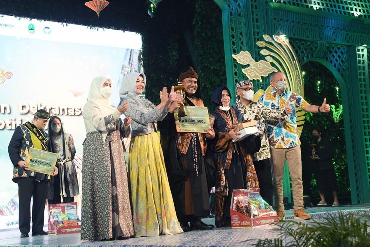 Ketua Dekranasda Provinsi Jabar Atalia Praratya Ridwan Kamil berfoto bersama pemenang fashion show antar-OPD di lingkungan Pemprov Jabar saat penutupan event Karya Kreatif Jawa Barat (KKJ) dan Pekan Kerajinan Jawa Barat (PKJB) 2022 di Trans Luxury Hotel, Kota Bandung, Senin (16/5/2022). 