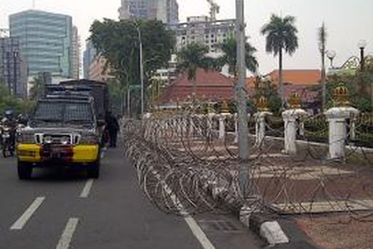 Pintu gerbang Gedung Grahadi Surabaya dipasang kawat berduri jelang aksi pemanasan May Day.