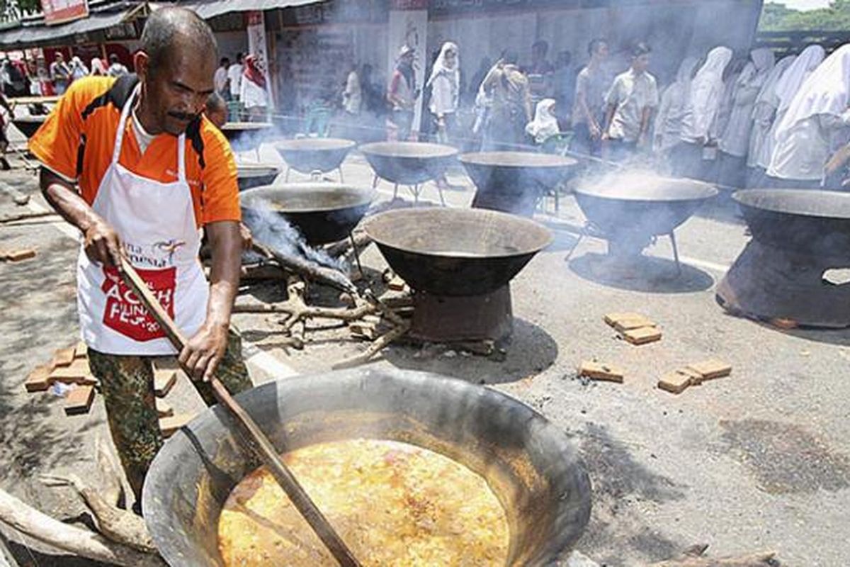 Proses pembuatan kuah beulangong, makanan khas Aceh yang disajikan dalam Festival Kopi dan Kuliner Aceh 2016 di Banda Aceh, Aceh, Rabu (11/5/2016). Pemerintah Provinsi Aceh bersama Pemerintah Kota Banda Aceh menyelenggarakan Festival Kopi dan Kuliner Aceh 2016 pada 10-12 Mei 2016 untuk semakin memperkenalkan kopi dan kuliner Aceh kepada wisatawan.