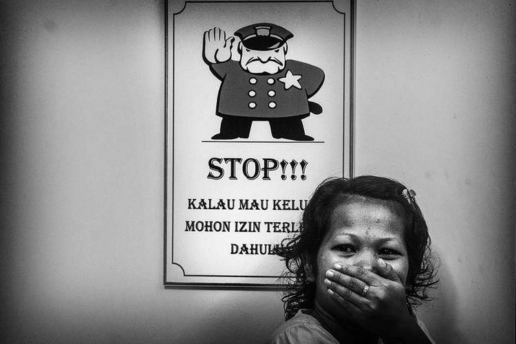 Seorang buruh migran wanita berada di penampungan tenaga kerja Indonesia di KBRI, Kuala Lumpur, Malaysia, Kamis (30/6/2016). Desakan ekonomi hingga kekerasan di lingkungan keluarga kerap menjadi alasan para buruh migran mengadu nasib di negeri orang, namun sayangnya sebagian dari mereka mengalami banyak halangan dan kendala untuk meraih sukses.