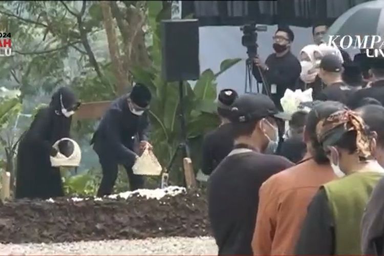 Ridwan Kamil dan Atlai tabur bunga di atas makam Eril