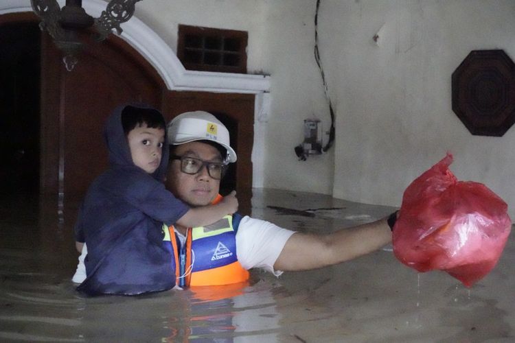 Dirut PLN Darmawan Prasodjo (kanan) ketika mengevakuasi seorang anak yang rumahnya terkena banjir di Perumahan Nasional 1 Kayuringin Jaya, Bekasi, Jawa Barat, Selasa (4/3/2025).