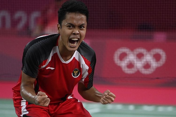 Tunggal putra Anthony Sinisuka Ginting berselebrasi setelah mengalahkan Anders Antonsen dari Denmark pada perempat final Olimpiade Tokyo 2020 di Musashino Forest Sports Plaza di Tokyo pada 31 Juli 2021.