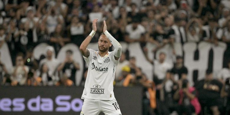 Penyerang Santos #10 Neymar menyapa penonton saat ia meninggalkan lapangan dalam pertandingan sepak bola Campeonato Paulista A1 antara Corinthians vs Santos di Arena Corinthians di Sao Paulo pada 12 Februari 2025. NELSON ALMEIDA / AFP
