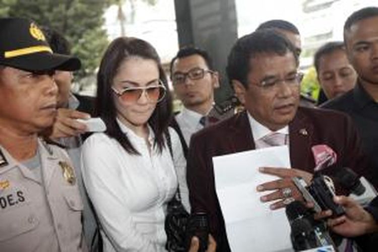 Artis Jennifer Dunn didampingi pengacara Hotman Paris Hutapea tiba di Kantor Komisi Pemberantasan Korupsi, Jakarta, Jumat (14/2/2014). Jennifer diperiksa sebagai saksi kasus dugaan pencucian uang yang menjerat Tubagus Chaeri Wardana alias Wawan. Sebelumnya KPK telah menyita mobil Toyota Vellfire warna putih B 510 JDC dari kediaman Jennifer. KOMPAS IMAGES/RODERICK ADRIAN MOZES