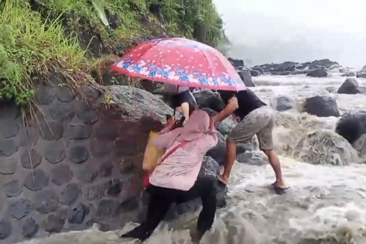 Sriyani nekat sebrangi banjir lahar Gunung Semeru, Rabu (10/9/2025)
