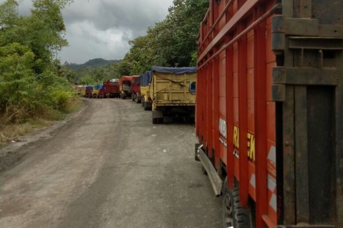Puluhan truk pengangkut batubara tak dapat melanjutkan perjalanan karena jalan diblokir