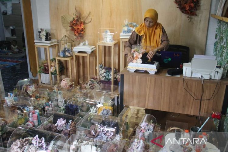 Perajin jasa seserahan dan mahar pernikahan menunjukkan orderan dari pelanggan di Cirebon, Jawa Barat, Sabtu (6/5/2023).