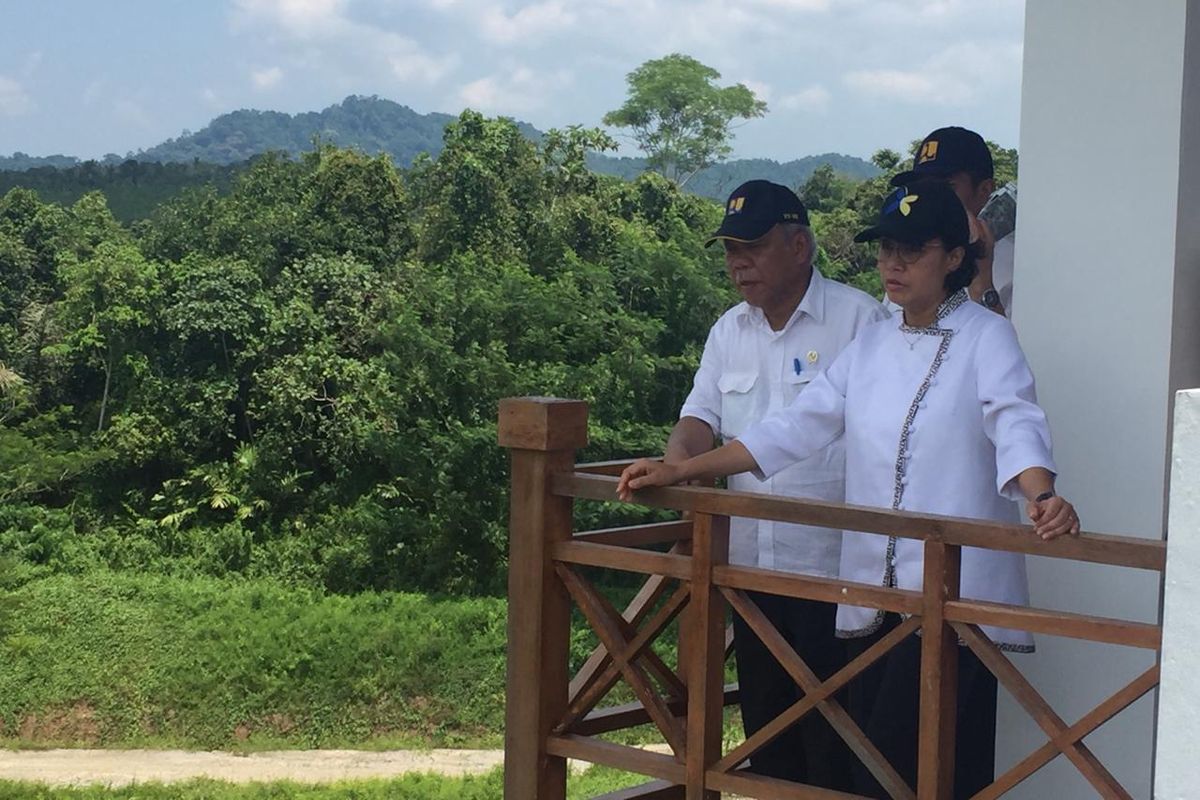 Menteri PUPR Basuki Hadimuljono dan Menteri Keuangan Sri Mulyani saat mengecek proyek Bendungan Sindangheula di Kabupaten Serang, Banten, Jumat (15/3/2019).