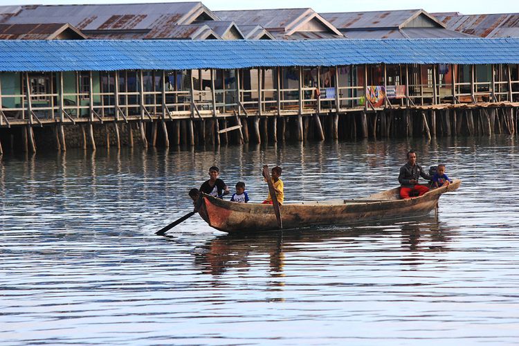 Perkampungan warga Suku Bajau di Desa Torosiaje Kecamatan popayato Kabupaten Pohuwato. warga mendirikan rumah di atas permukaan laut, terpisah dari daratan Pulau Sulawesi.