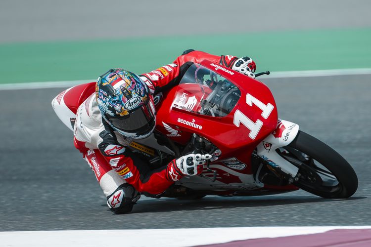 Salah satu pebalap Indonesia yang tampil pada Asia Talent Cup, Herlian Dandi, saat berjuang di Sirkuit Internasional Losail, Qatar.