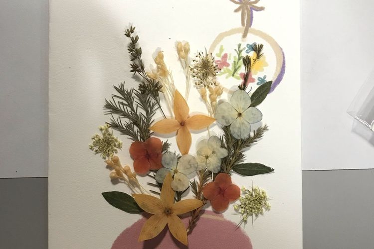 Salah satu hasil rangkaian bunga yang dibuat oleh salah satu peserta workshop merangkai bunga kering. 