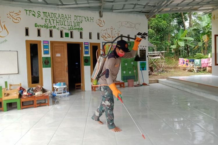 Relawan Gerakan Pemuda Ansor menyemprot disinfektan di sebuah madrasah di Cilongok, Kabupaten Banyumas, Jawa Tengah.