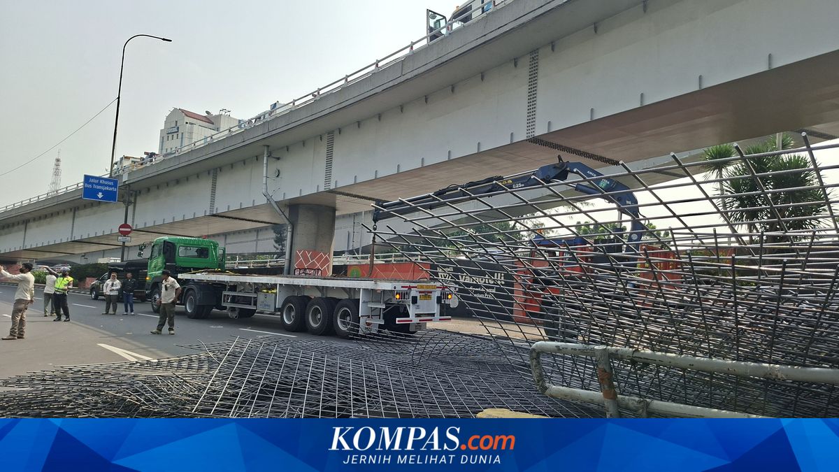 Besi 30 Ton Jatuh dari Flyover Tomang, Lalin Jalan S Parman Disterilkan