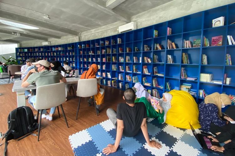 Ruang Komunitas dan perpustakaan di Taman Literasi Martha Christina Tiahahu di Blok M, Jakarta Selatan. 